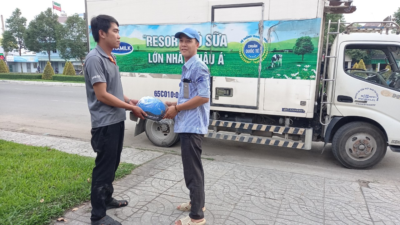 khách hàng nhận quà khi thay Nhớt xe tải tại Nhớt Cần Thơ